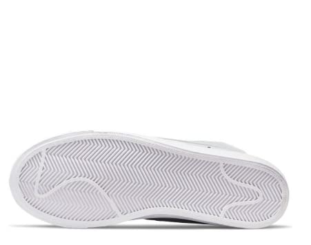 NIKE Women's Blazer Mid '77 Shoes, White White Metallic Gold, 6.5