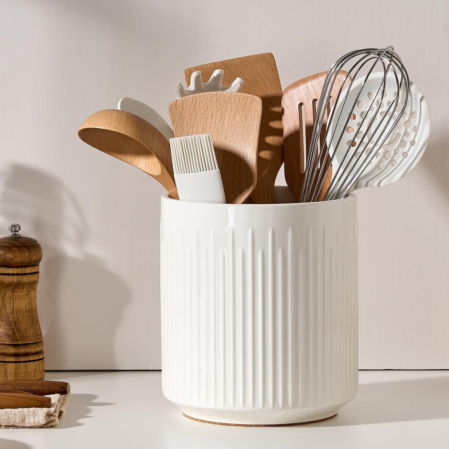 JIEMEI HOME Kitchen Utensil Holder, 7.2" Large Ceramic Stable Utensil Crock for Kitchen Counter, Utensil Holder with Cork Mat, Removable Bamboo Divider for Easy, Kitchen Decor and Accessories, White